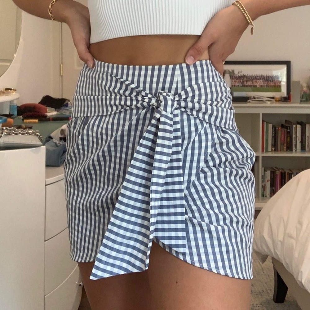Superdown Karina Front Tie Skirt in Navy Gingham (size S)